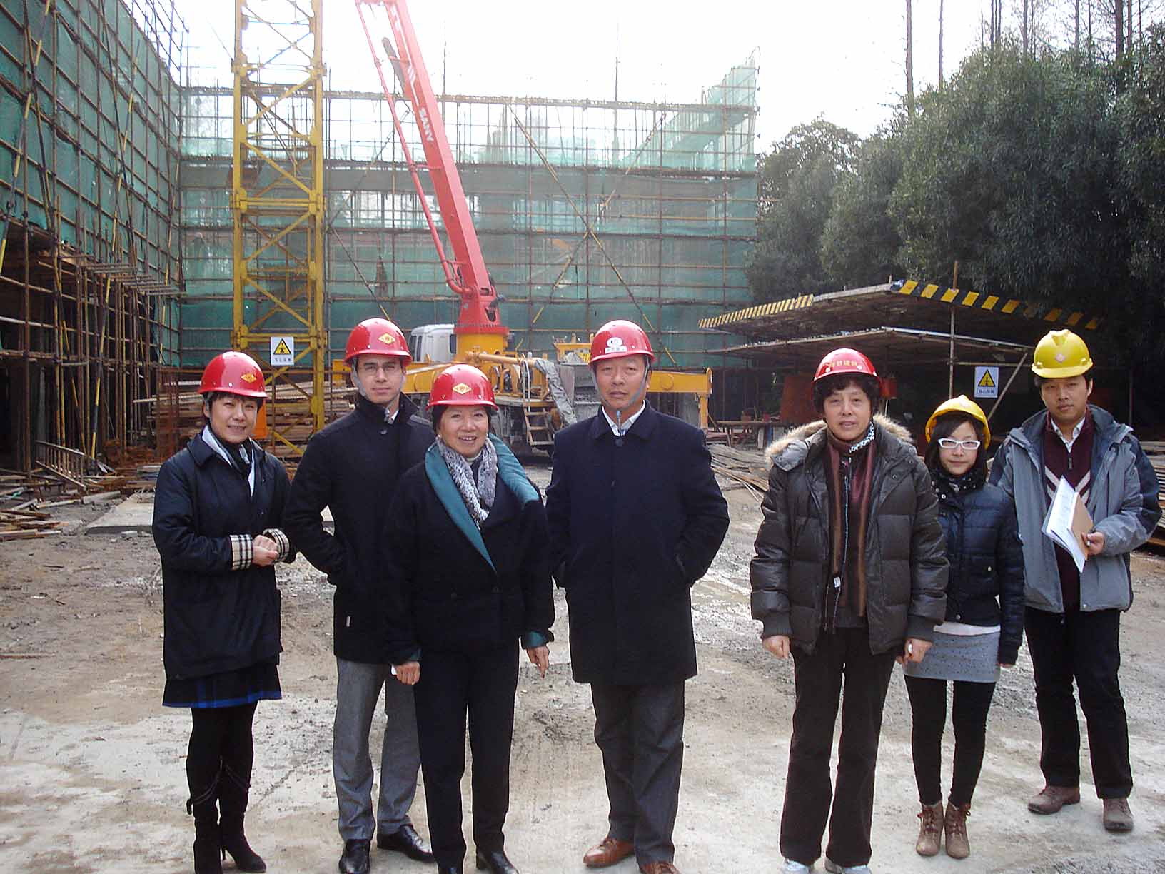 包陪庆理事长和包文骏常务副理事长在武定工地2009年计划如何在一年的时间内建成两座教学楼.JPG