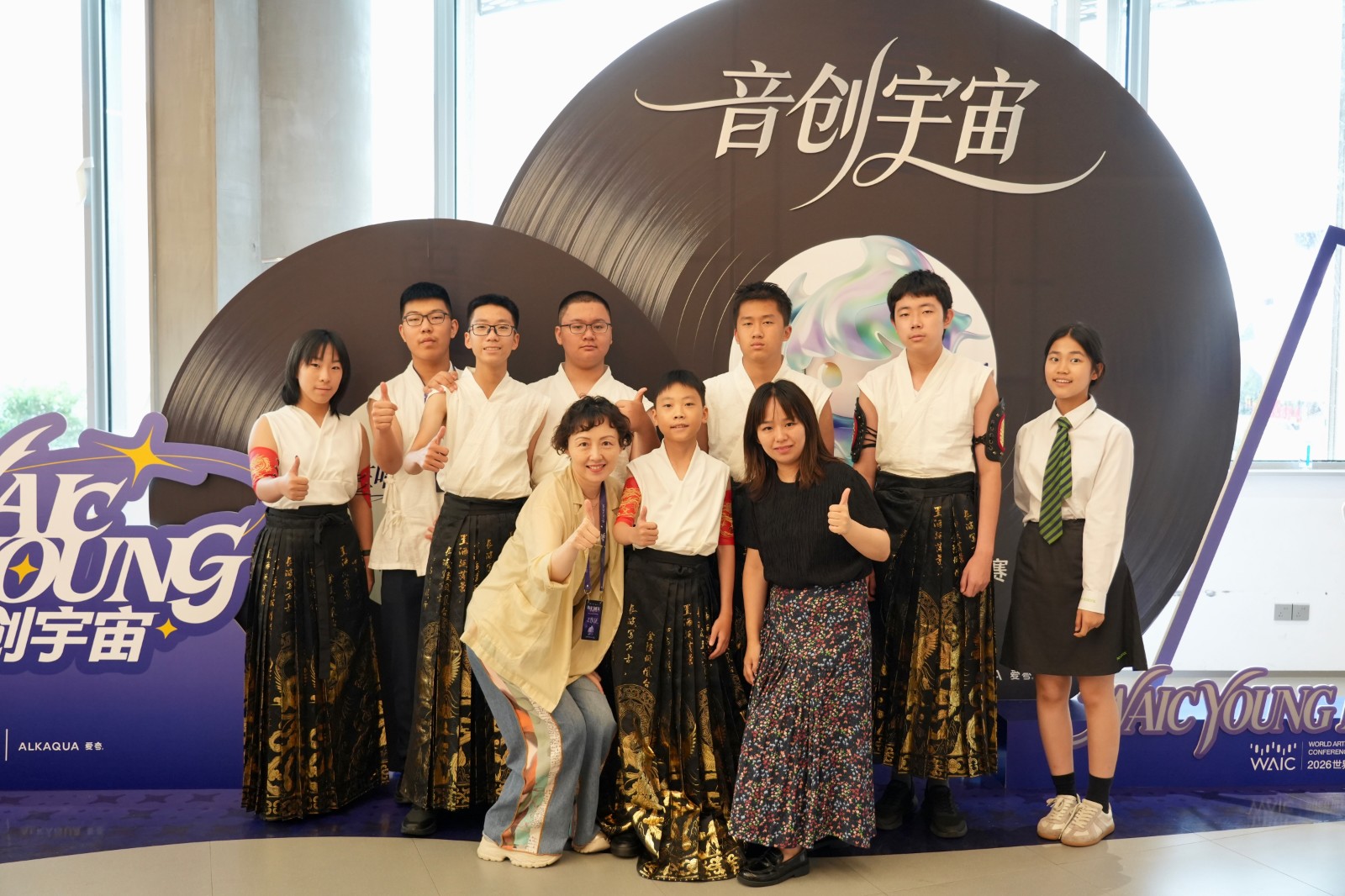 1786930980192793.jpeg 修过的合影.jpeg